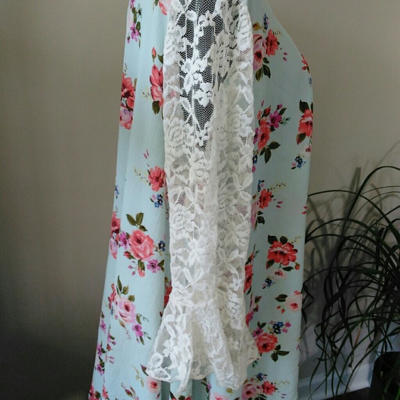 Ty Alexander's floral blouse with lace sleeves - Picture 2 of 8